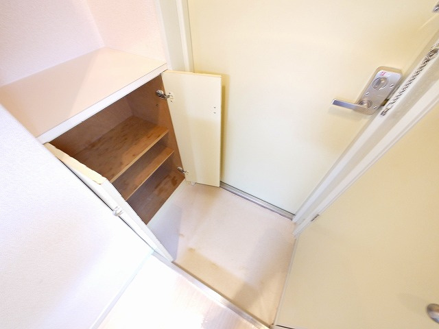 メゾンアンテルナ奈良の玄関|収納もある玄関です