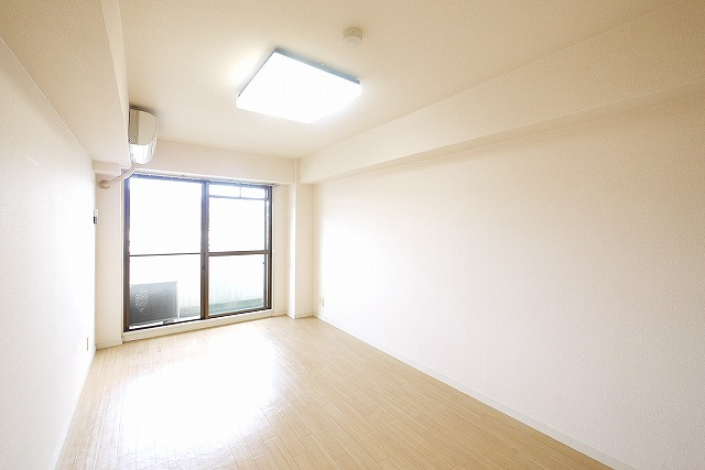 メゾンアンテルナ奈良の居間・リビング|明るい洋室です。