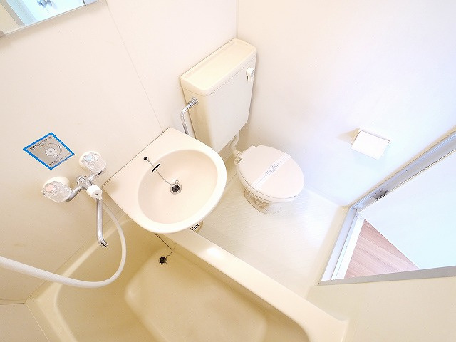 メゾンアンテルナ奈良のトイレ|お掃除しやすいユニットバスタイプ。