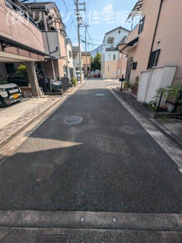 長尾谷町１丁目　中古一戸建ての前面道路含む現地写真|前道　幅員　4.7ｍ
■物件内覧・資金計画相談・住宅ローン相談、リフォーム相談、お問合せ受付中■
※当日・翌日のご内覧、ご相談はお電話でのお問合せがスムーズです！