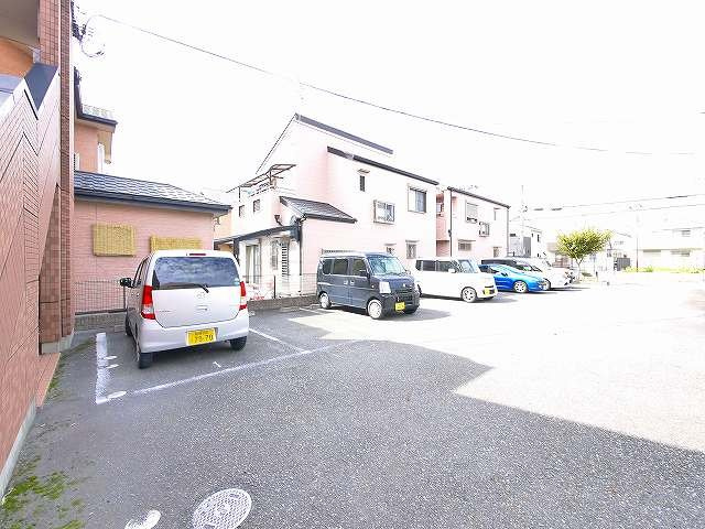 コスモス・コートの駐車場|車をお持ちの方に嬉しい駐車場付きの物件です