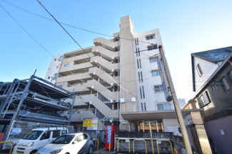 【外観】 | 手入れの行き届いた外壁やエントランスなど、「見ればわかる」レベルで清潔感を保ったマンションです。築年数を感じさせない姿で皆様をお出迎えします。～即日のご見学可能～　お問合せはお気軽にどうぞ。