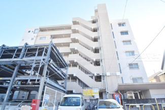 【外観】 | 手入れの行き届いた外壁やエントランスなど、「見ればわかる」レベルで清潔感を保ったマンションです。築年数を感じさせない姿で皆様をお出迎えします。～即日のご見学可能～　お問合せはお気軽にどうぞ。