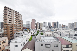 【展望】 | 眼前に広がる空の雄大さと、このお部屋の自慢の一つである「眺望」をご覧ください。毎日、この景色を独り占めできる新生活に夢が広がります。～即日のご見学可能～　お問合せはお気軽にどうぞ。