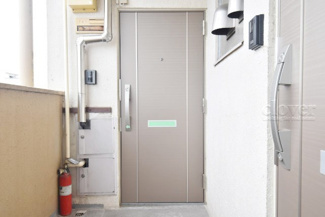 【その他共用部分】 | ダブルロック式の玄関ドアが皆様をお出迎え。お部屋のセキュリティの観点からも、うれしい設備ですね。玄関の色もシックで良い感じです。～即日のご見学可能～　お問合せはお気軽にどうぞ。