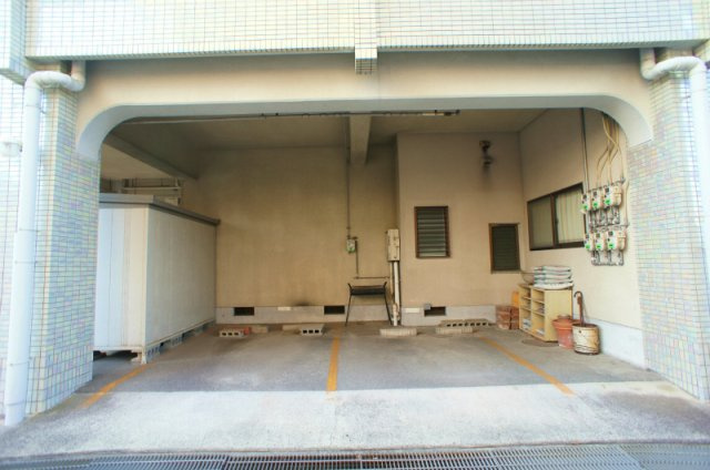 メゾンフジヨシの駐車場