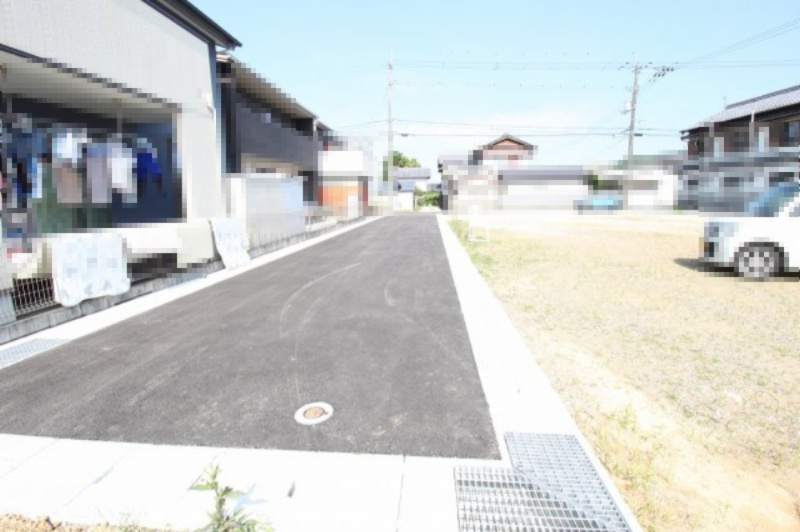 高岡町甲　Ｂ号地　建築条件付　売土地　（全2区画）の前面道路含む現地写真