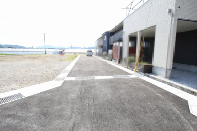高岡町甲　Ｂ号地　建築条件付　売土地　（全2区画）の前面道路含む現地写真