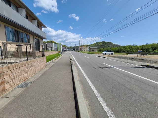 【子育て支援対象】平豊間第8の前面道路含む現地写真|西側12.0ｍ前面道路