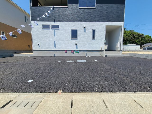 【子育て支援対象】平豊間第8の駐車場|4号棟写真　3台駐車可能（車種による）