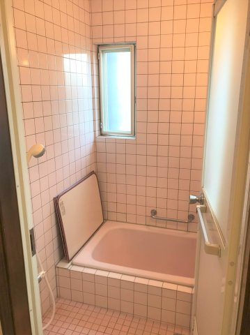 海見え！富士山・相模湾を臨む　3LDK＋S＋WICの浴室|窓のある風呂