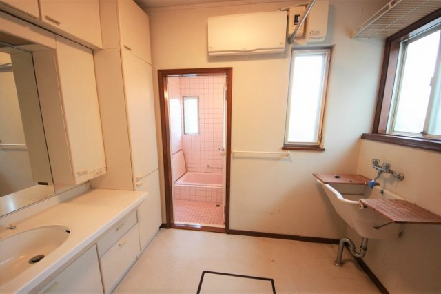 海見え！富士山・相模湾を臨む　3LDK＋S＋WICの独立洗面台