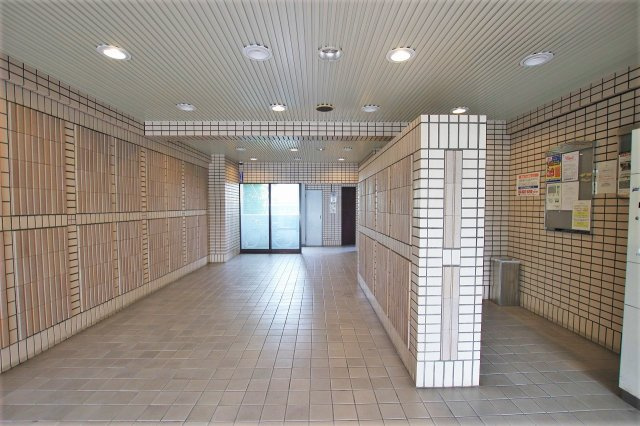 リベラルパレス城東A棟のロビー