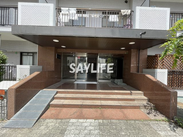 リベラルパレス城東A棟のエントランス