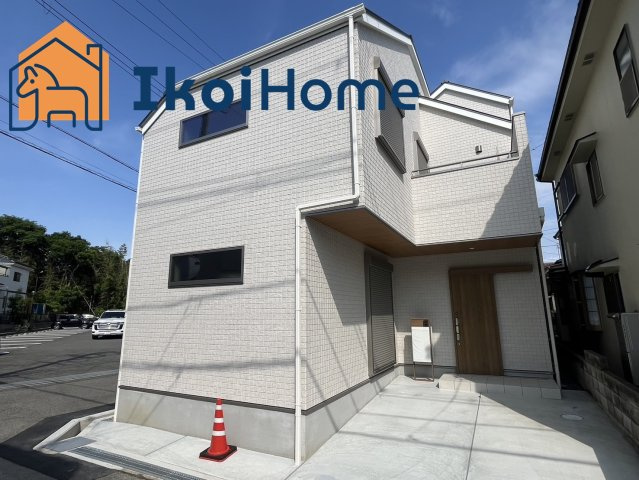 明石市和坂　新築一戸建の外観|角地にあり開放的です。駐車場には1台駐車可能です。ゆったりとしたお家で少し変わった間取りです！