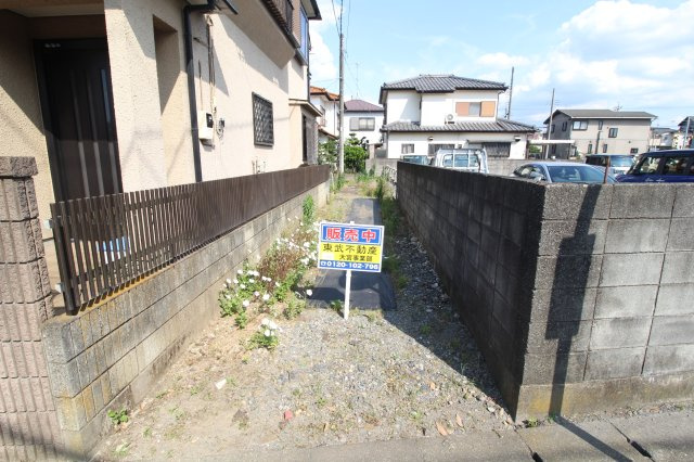鶴ヶ島市羽折町　建築条件なし売地　東武東上線『坂戸駅』徒歩19分　【長久保小学区】の前面道路含む現地写真
