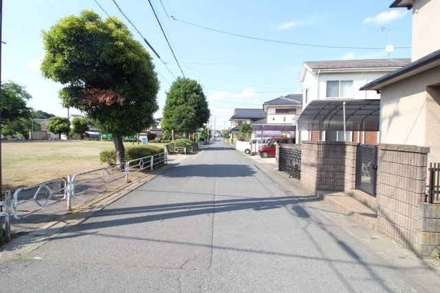 鶴ヶ島市羽折町　建築条件なし売地　東武東上線『坂戸駅』徒歩19分　【長久保小学区】の前面道路含む現地写真