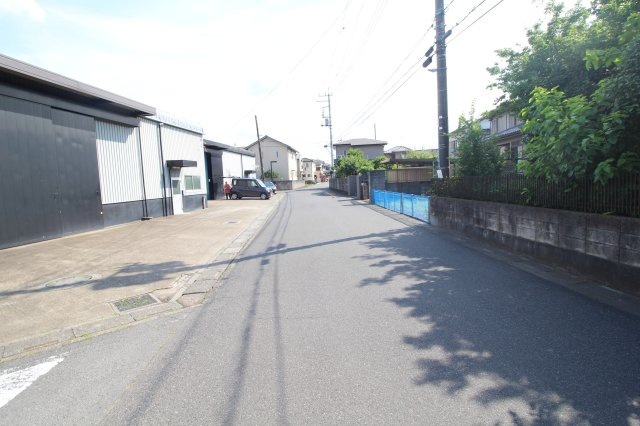 鶴ヶ島市羽折町　建築条件なし売地　東武東上線『坂戸駅』徒歩19分　【長久保小学区】の前面道路含む現地写真