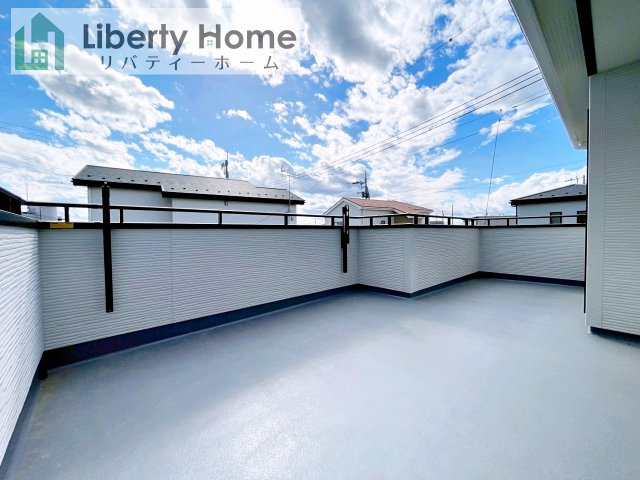 那珂市杉23-P1　３号棟　新築戸建のバルコニー