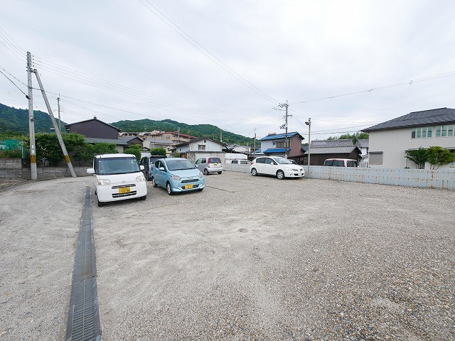 高畑町貸家（高畑町390）の駐車場|駐車場は別途契約