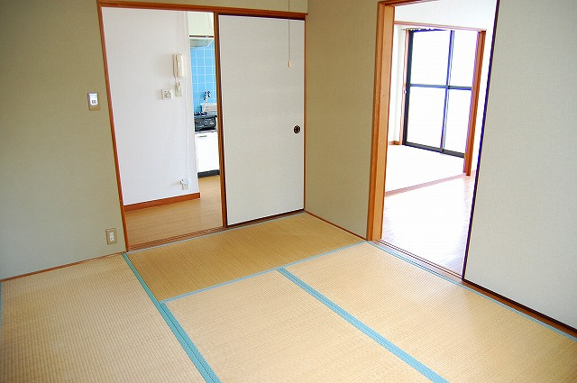 コーポ綿町の和室|落ち着いた雰囲気の和室付きです