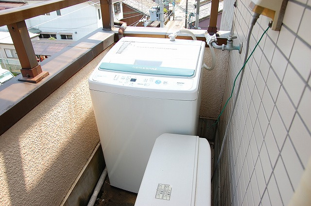 コーポ綿町の設備|バルコニーに洗濯機置き場があります。