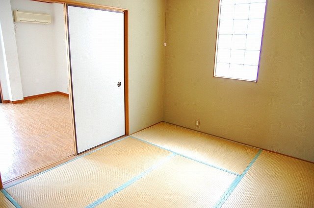 コーポ綿町の和室|落ち着いた雰囲気の和室付きです