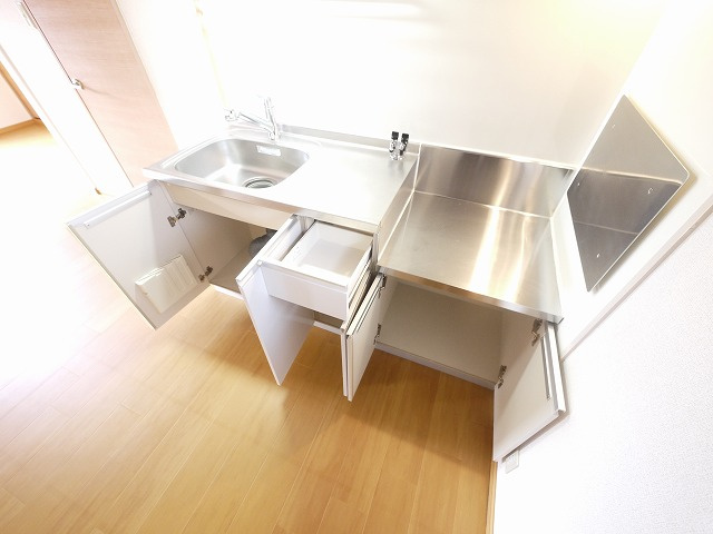 ブランドール土谷Ⅱのキッチン|こちらのリビングで趣味の時間をお楽しみください