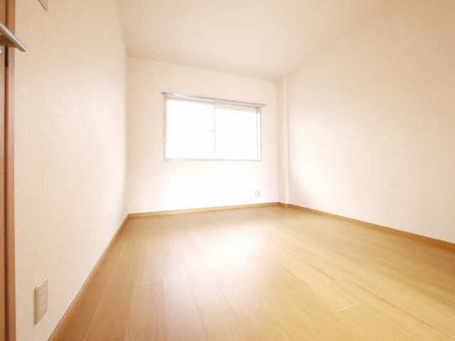 ブランドール土谷Ⅱの居間・リビング|こちらのリビングで趣味の時間をお楽しみください