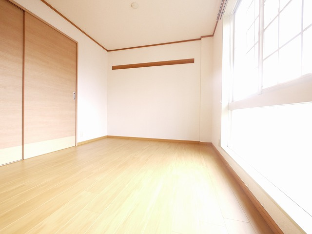 ブランドール土谷Ⅱの居間・リビング|こちらの居間で趣味の時間をお楽しみください