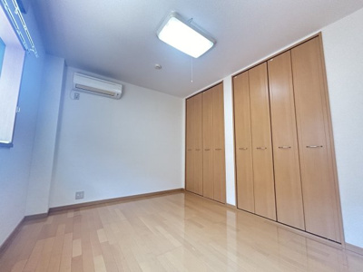 【居間・リビング】 | ネオハイツ上白川 | 南側に面したお部屋です。お部屋全体が明るいです！