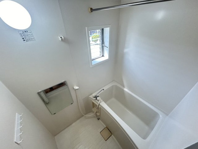 【浴室】 | ネオハイツ上白川 | 窓を開けると風が入り、気持ちが良いです。