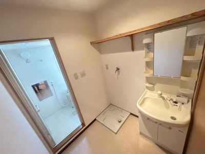 【洗面所】 | ネオハイツ上白川 | 洗濯パンが付いており、水漏れの被害を抑えてくれます。