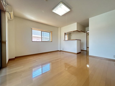 【居間・リビング】 | ネオハイツ上白川 | 広々お部屋で快適ライフをどうぞ！