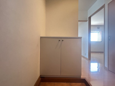【内装】 | ネオハイツ上白川 | 玄関収納があるので、スッキリ片付きます。