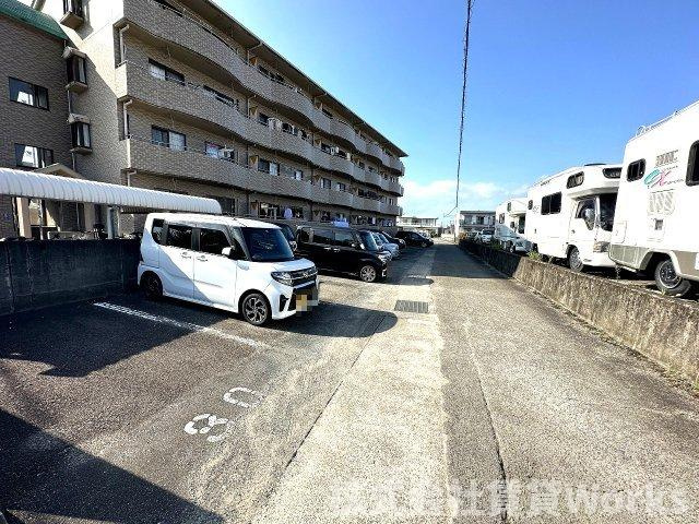 徳島市論田町本浦中の賃貸マンションの駐車場|車をお持ちの方に嬉しい駐車場付きの物件です