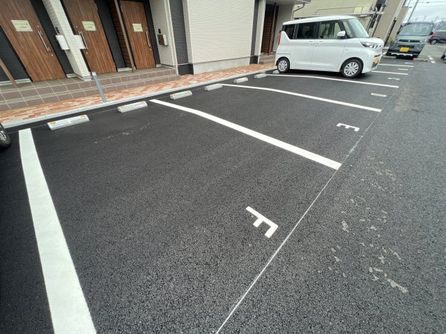 メゾンソレイユ　エストの駐車場