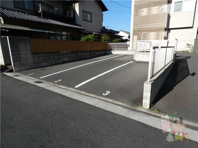 岡山市北区番町１丁目の駐車場の外観