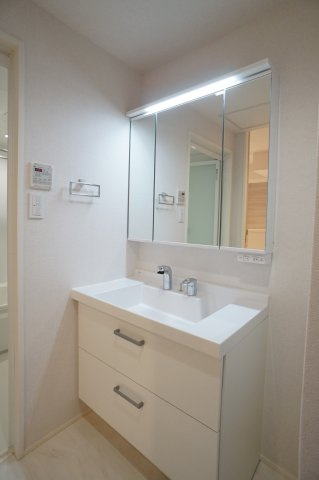 ラ　メール　コイワの洗面所|大きな三面鏡の独立洗面台！