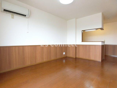 【居間・リビング】 | ヒルサイド華 | １０．５帖のＬＤＫ。カウンターキッチンです。