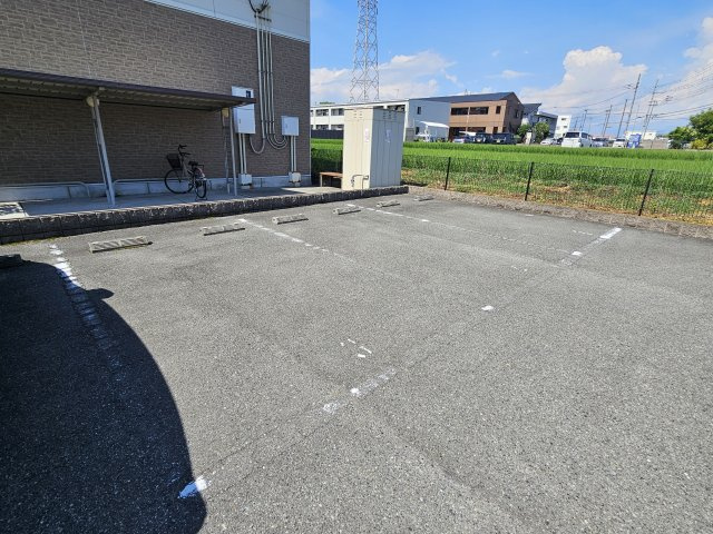 明石市魚住町長坂寺のアパートの駐車場