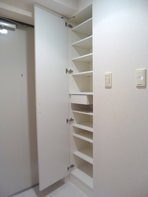 ParkCube上野の玄関|玄関に２ヶ所のトールタイプのシューズＢＯＸです