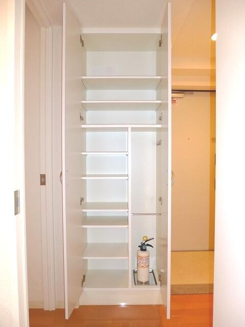 ParkCube上野の設備|玄関に２ヶ所のトールタイプのシューズＢＯＸです