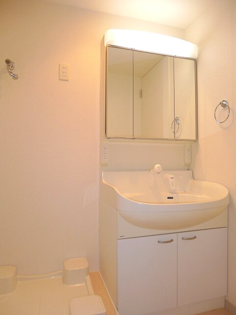 ParkCube上野の洗面所|三面鏡とハンドシャワー付独立洗面室