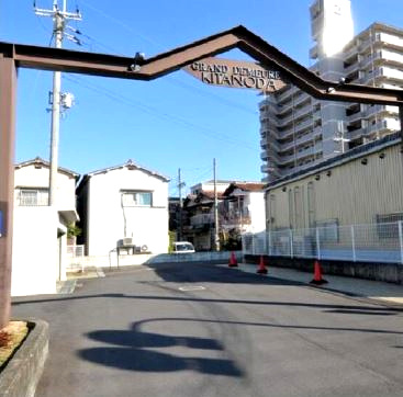 グラン・ドムール北野田のエントランス
