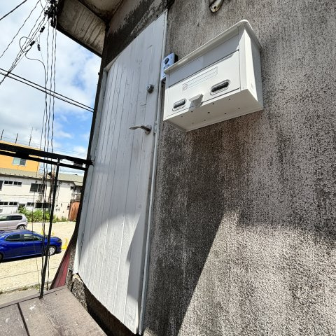 中島町3丁目アパートのエントランス