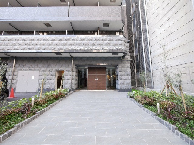 プレサンス谷町九丁目駅前のエントランス