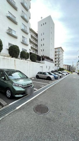 豊中メゾン桃山台１号棟の駐車場