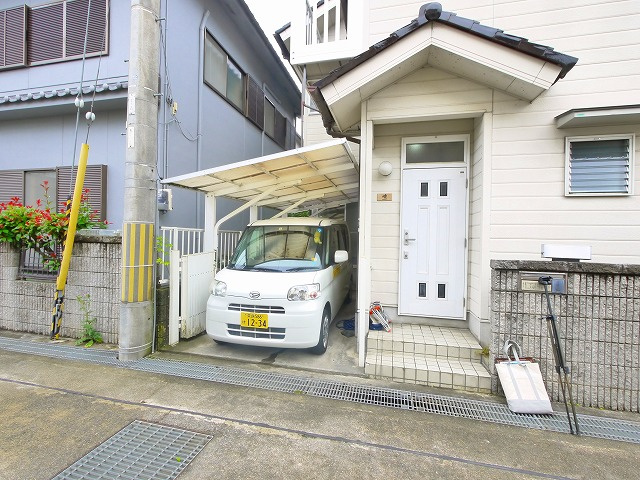 田原本町十六面貸家の駐車場
