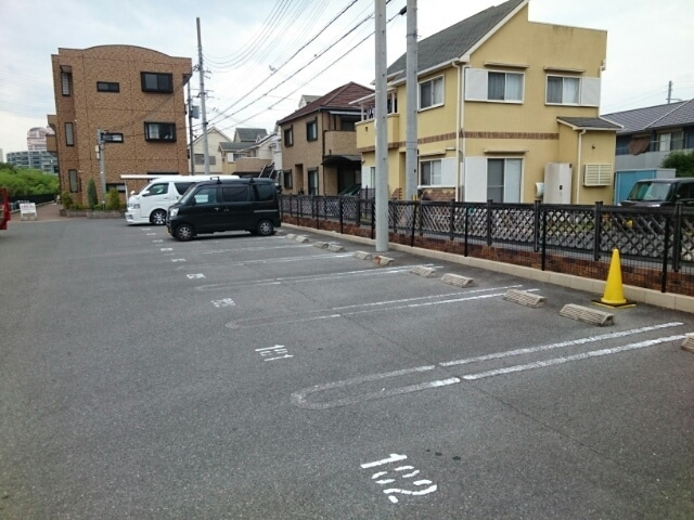 アンジュメゾンの駐車場